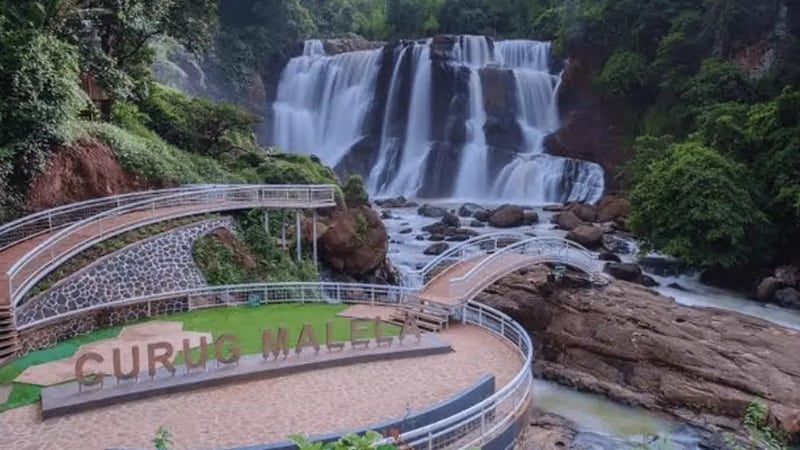 Wisata Curug Malela, Keindahan Air Terjun Raksasa di Bandung Barat